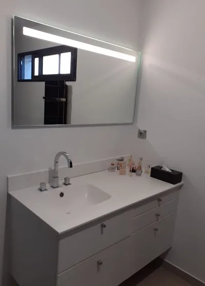 Salle de bain repeinte en blanc, vue d'ensemble du meuble vasque