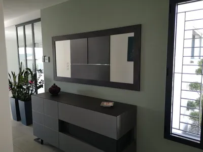 Entrée avec mur vert sauge, meuble console gris anthracite et grand miroir
