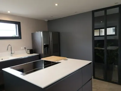Cuisine avec mur d'accent gris anthracite foncé et porte vitrée noire