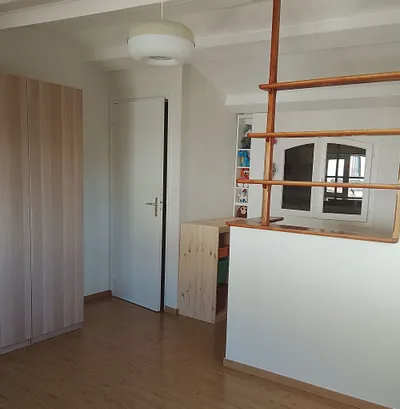 Chambre d'enfant repeinte en blanc, armoire en bois clair et porte assortie